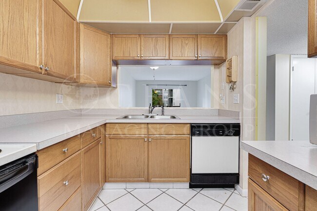 Building Photo - Spacious Condo with utilities included! Lo...