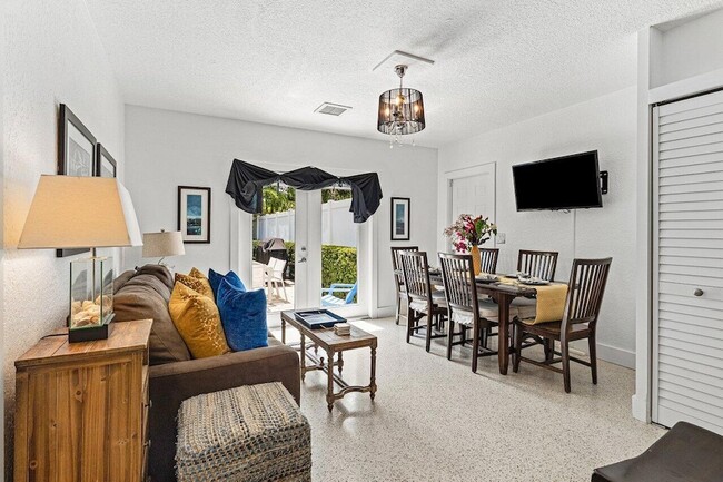 Building Photo - 340 NE 7th Ave