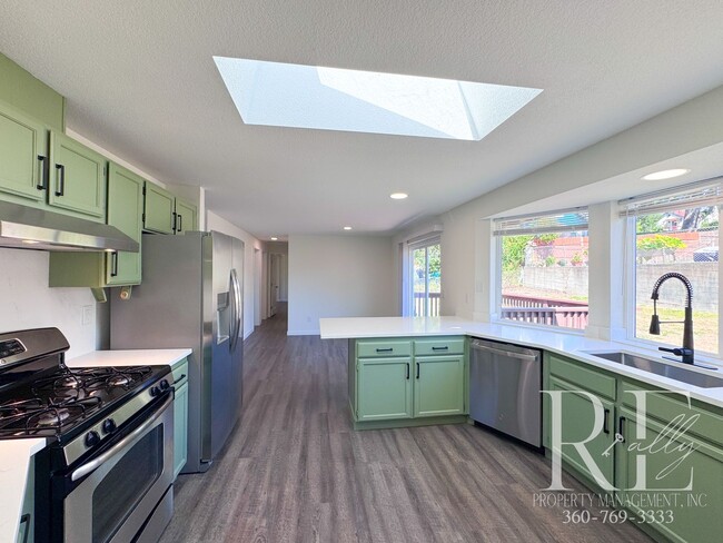 Building Photo - Newly Renovated Charmer in the Heart of Ma...