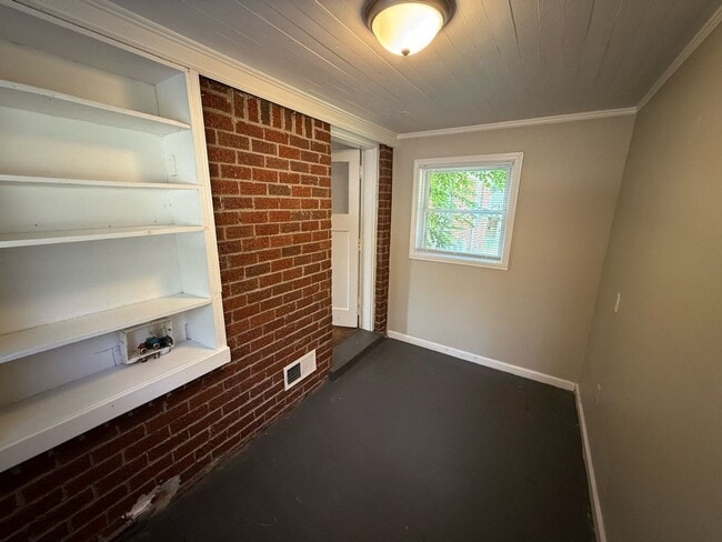 Building Photo - Great family-friendly home with 3 beds and...