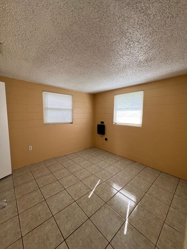 Building Photo - Quaint 3 bedroom home