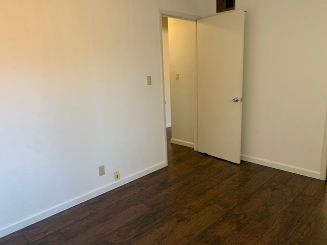 Building Photo - 558 Hazel Dell Way