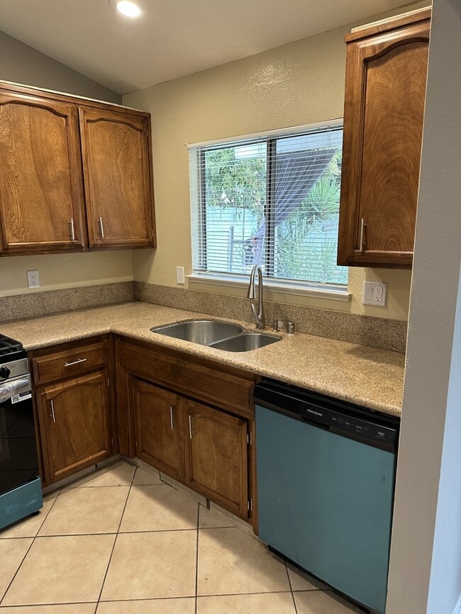 Building Photo - charming 4-bedroom, 2-bathroom home located in a peaceful cul-de-sac in West Modesto