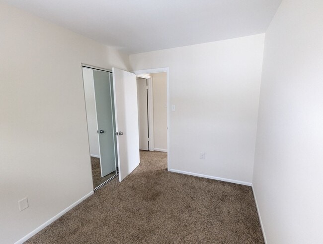 Building Photo - *END UNIT* town home in established Crestwood Neighborhood ready for you mid March!