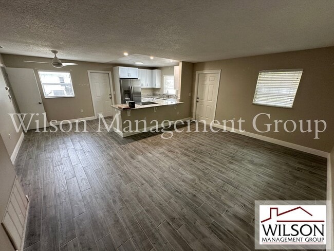 Building Photo - 643 David St