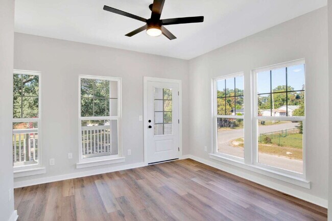 Building Photo - Downtown Pensacola Area 3BR/3BA | Each Bedroom Has Private Bath | Fenced Yard | Water & Lawn Care...