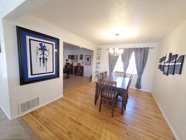 Building Photo - Updated 3 bed 2 bath near UPTOWN! Don't Miss out! Hardwood Floors!