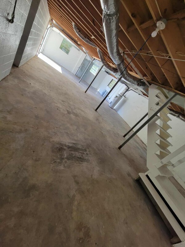 Building Photo - 213 Hilltop Dr