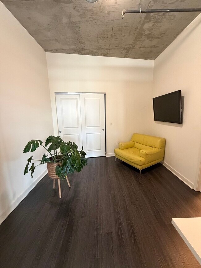 Building Photo - 50 E 16th St