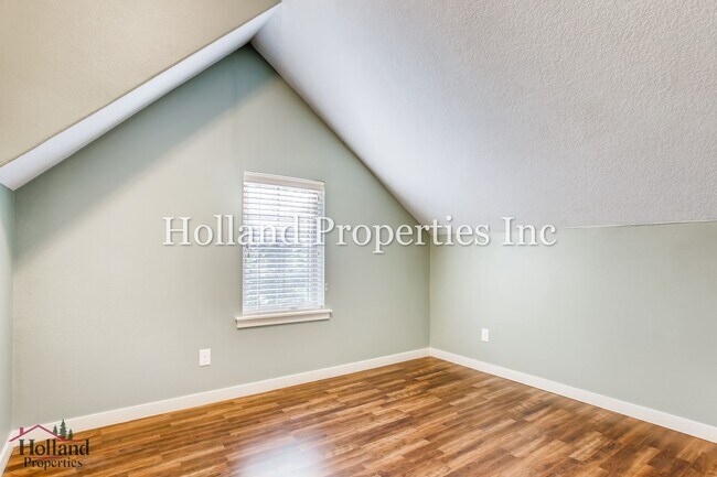 Building Photo - 7903 NE Rockne Way