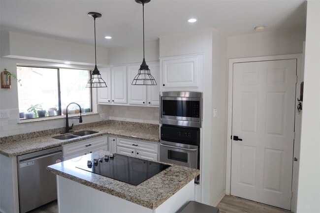Building Photo - 12800 Briar Forest Dr