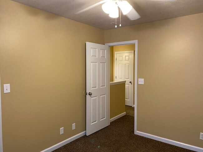 Building Photo - 803 Golf View Pl