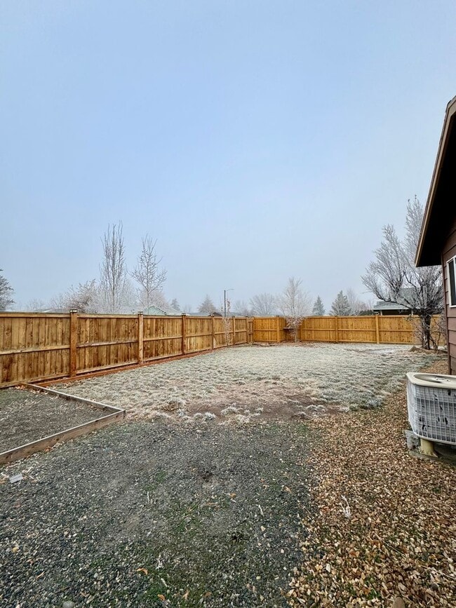 Building Photo - Adorable Home in SW Redmond with Huge Back...