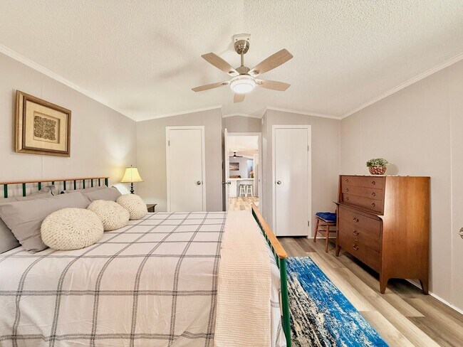 Building Photo - Recently renovated-3 bedroom/2 bathroom home-fully furnished-located in Tanglewood Subdivision