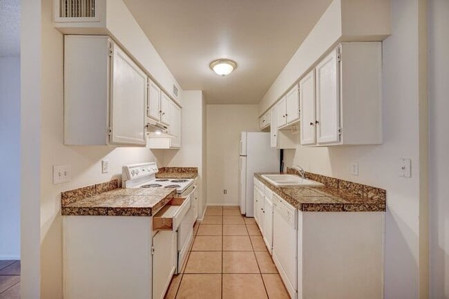 Building Photo - READY TO TOUR NOW! Adorable 2 Bath 1 Bed Home in Glendale