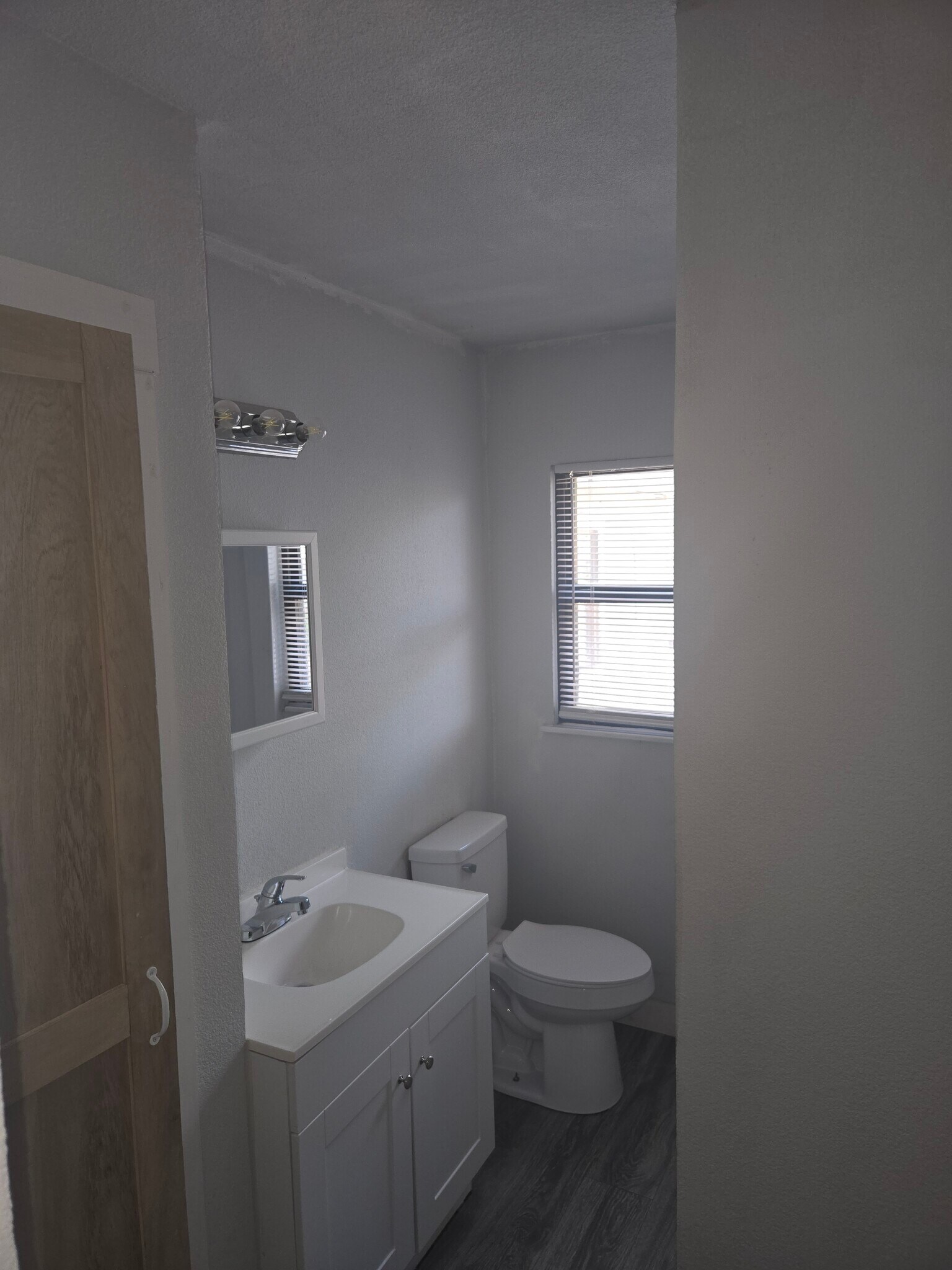 Building Photo - 303 E Amber St