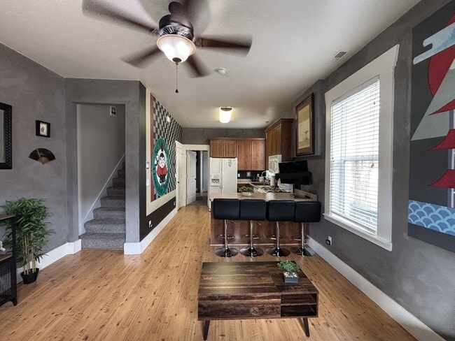 Building Photo - 608 Park St.