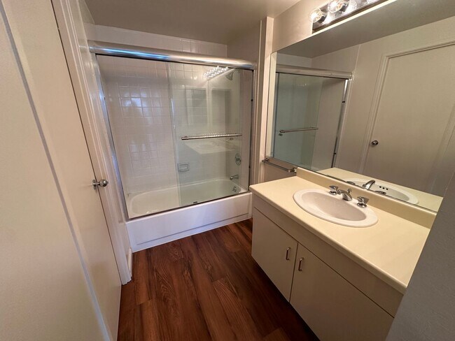 Building Photo - 1 Bed 1 Bathroom Condo Available View of W...