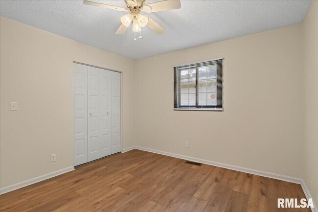 Building Photo - 8 Sundowner Ln