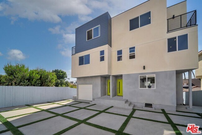Building Photo - 227 S Park View St