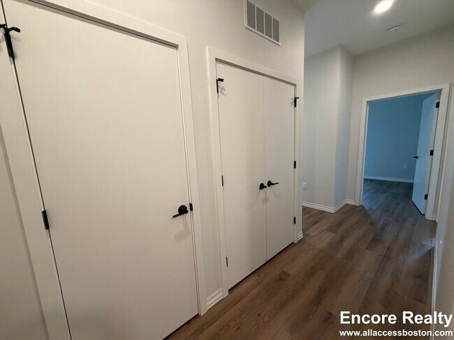 Building Photo - 5 Washington St