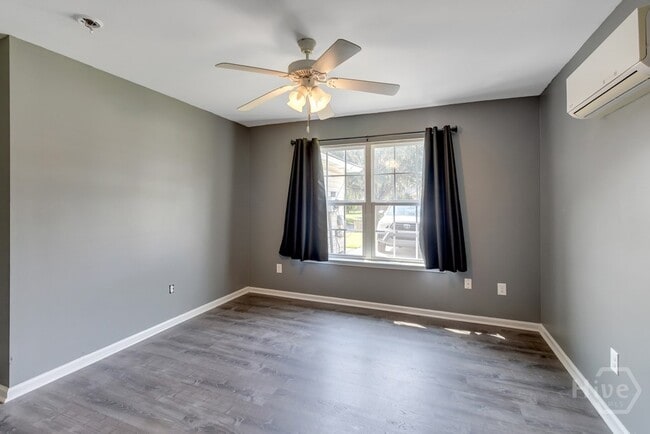 Building Photo - 402 Sterling Creek Dr