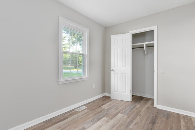 Building Photo - 216 Cross Hill Rd