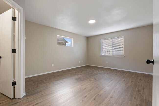 Building Photo - 4 bedroom/2.5 bathroom available in SE Portland