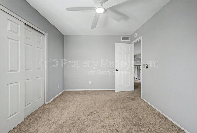 Building Photo - 3236 E Hiddenview Dr