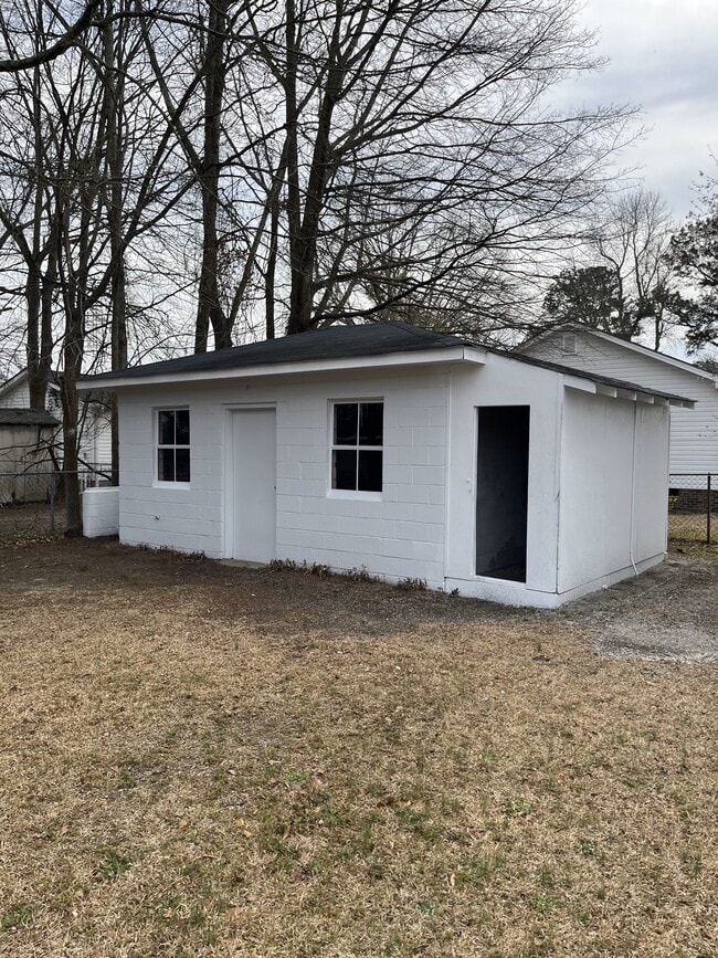 Building Photo - 1718 US Hwy 70 W