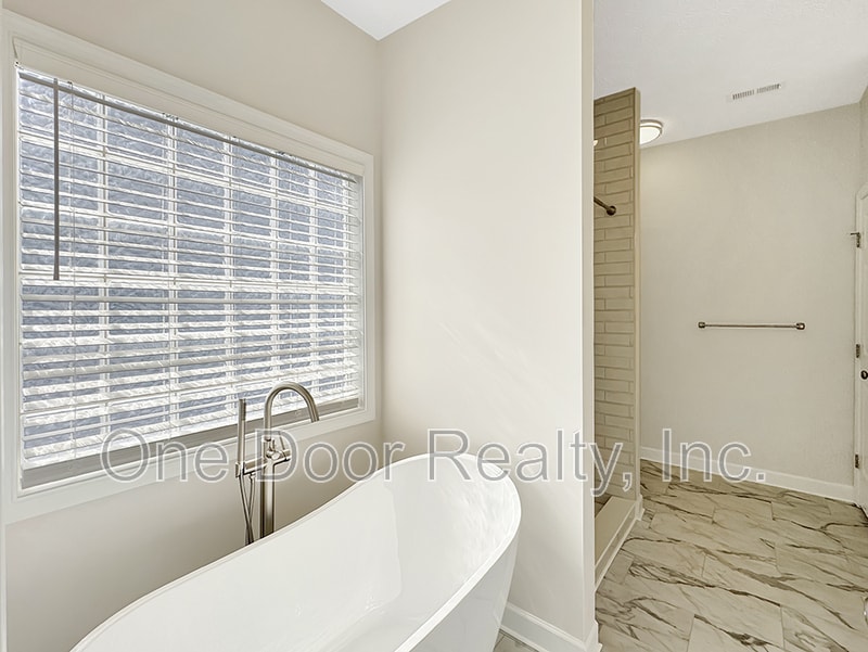 Building Photo - 6268 Chelsea Crescent