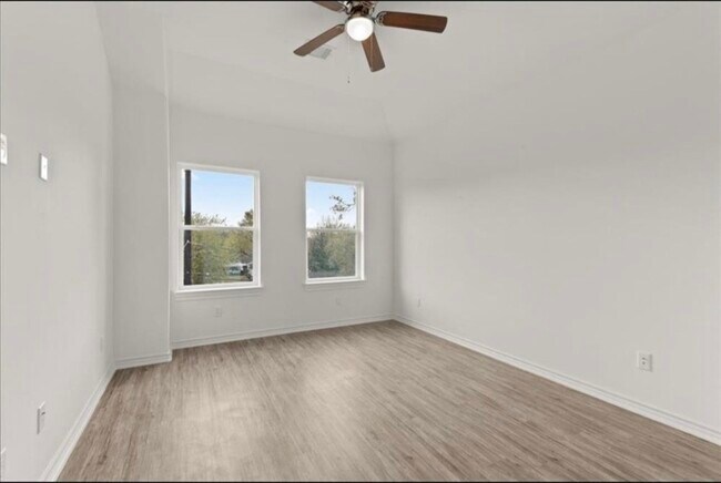 Building Photo - 3255 Real St