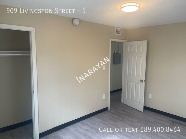 Building Photo - Newly Remodeled 2/1 apartment AVAILABLE NOW