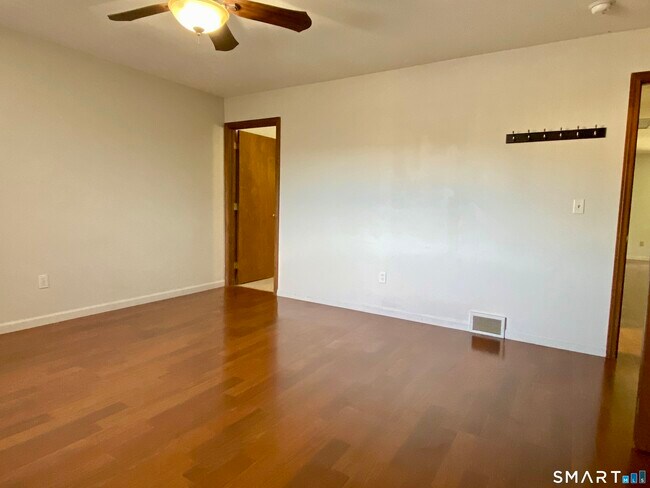 Building Photo - 1104 Summer Hill Dr
