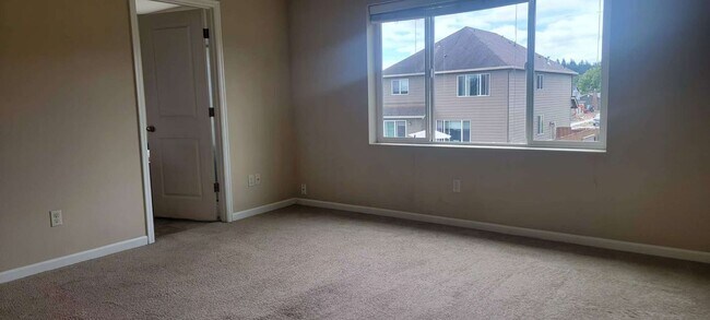 Building Photo - 4 bedroom with one large bonus room