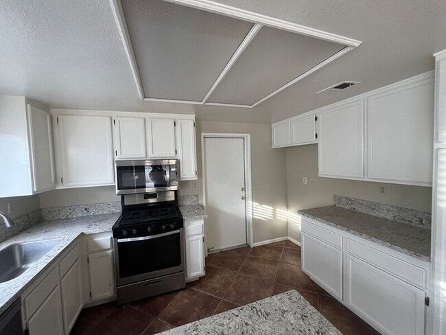 Building Photo - 39510 Sunrose Dr