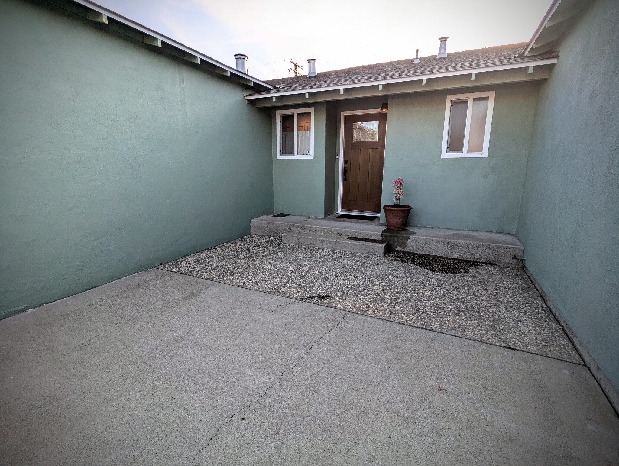 Building Photo - 2213 Newport Dr
