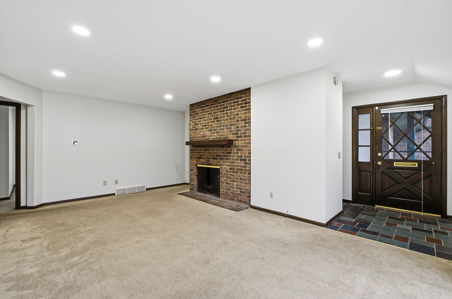 Building Photo - 4554 Sandringham Dr