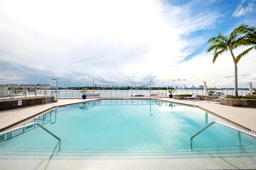 Pool Deck - 800 West Ave