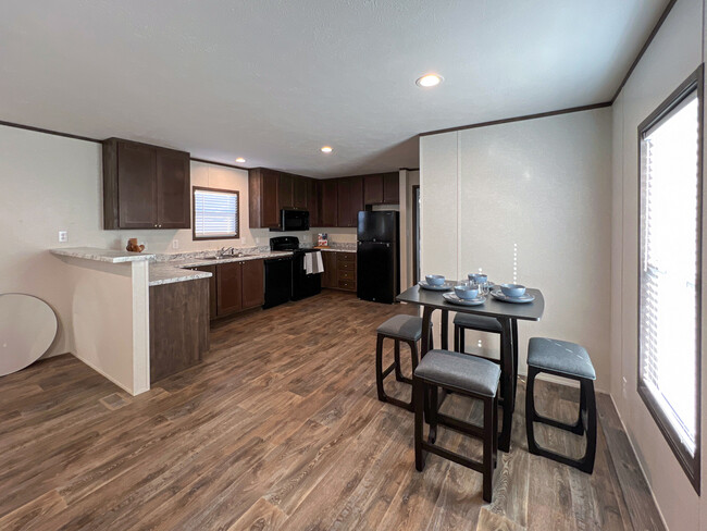 Dining area and kitchen - 615 San Rafael