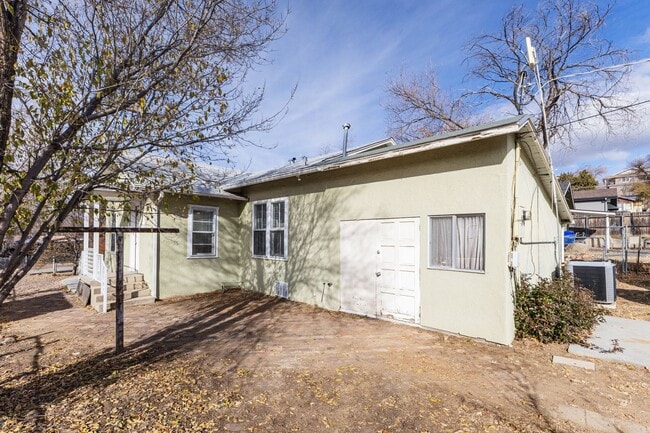 Building Photo - Adorable home on over-sized lot!