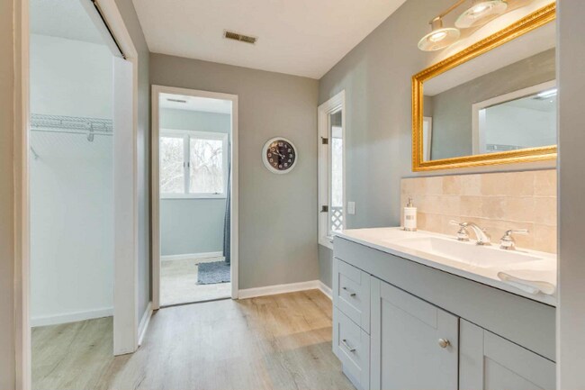 Building Photo - 5009 Emerald Dr