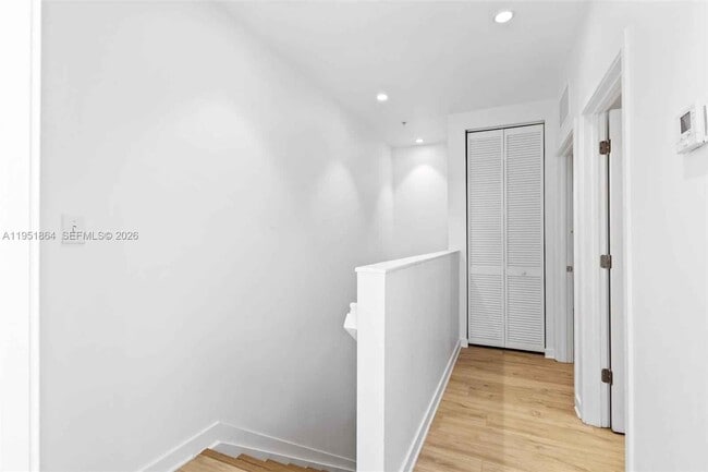 Building Photo - 170 NW 158 St #8 Miami, FL 33169