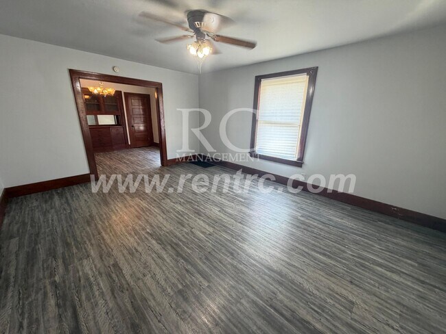 Building Photo - 7 Fairweight-