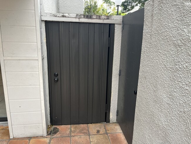 Building Photo - 4702 SW 67th Ave