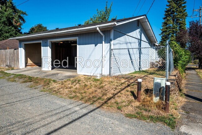 Building Photo - 702 S 51st St