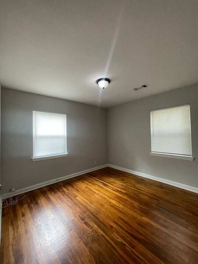 Building Photo - 916 Grenada Dr
