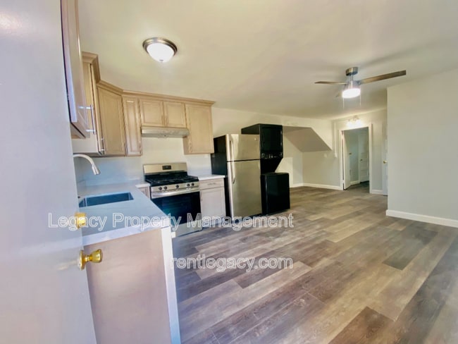 Building Photo - 1140 1/2 West St