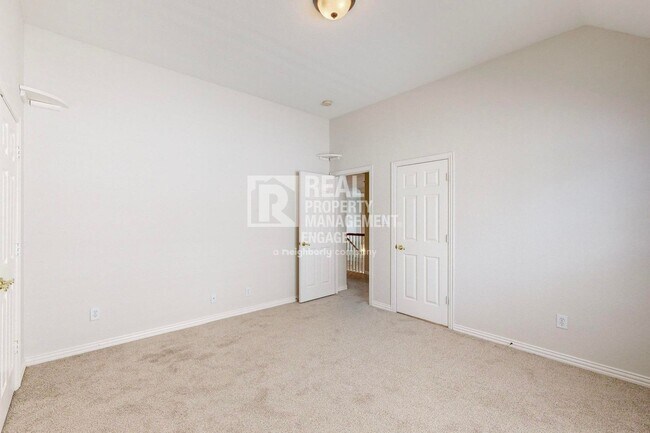 Building Photo - Elegant 5-Bedroom Home for Rent in Prime C...