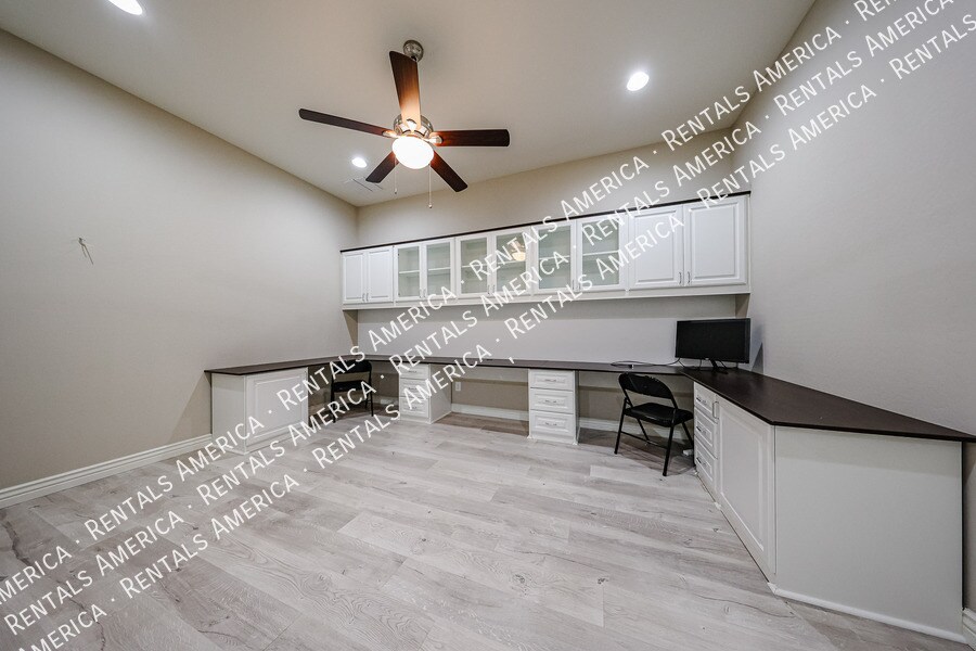 Building Photo - 3375 E Balsam Dr